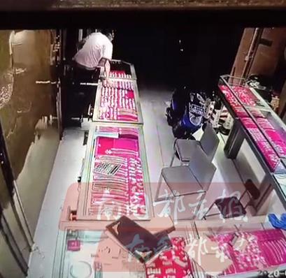 2017最新抢劫金店,揭秘最新抢劫金店事件,警钟长鸣,警惕犯罪行为,揭秘最新金店抢劫事件,警钟长鸣,警惕犯罪行为!